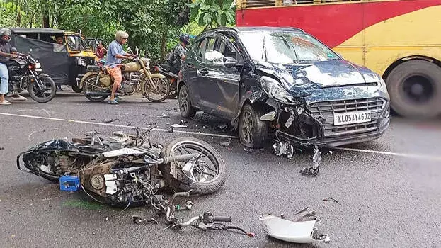 Kerala के कोट्टायम में बाइक और कार की टक्कर में 24 वर्षीय युवक की मौत Kerala के कोट्टायम में बाइक और कार की टक्कर में 24 वर्षीय युवक की मौत
