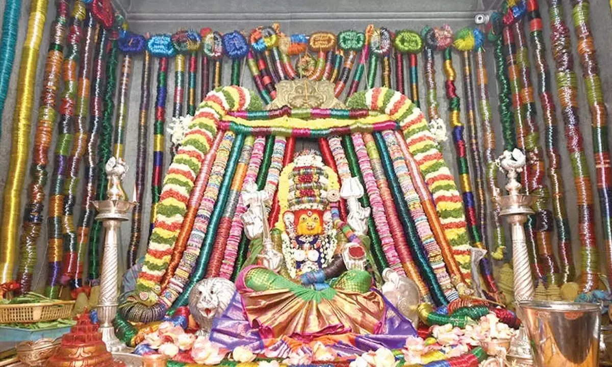 Andhra: महिलाओं का आध्यात्मिक उत्साह चरम पर, मनाया गया वरलक्ष्मी व्रत Andhra: महिलाओं का आध्यात्मिक उत्साह चरम पर, मनाया गया वरलक्ष्मी व्रत