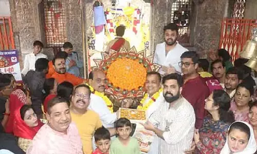 रक्षाबंधन पर इंदौर में खजराना गणेश की मूर्ति को चढ़ाई गई दुनिया की सबसे बड़ी फूलों वाली राखी रक्षाबंधन पर इंदौर में खजराना गणेश की मूर्ति को चढ़ाई गई दुनिया की सबसे बड़ी फूलों वाली राखी