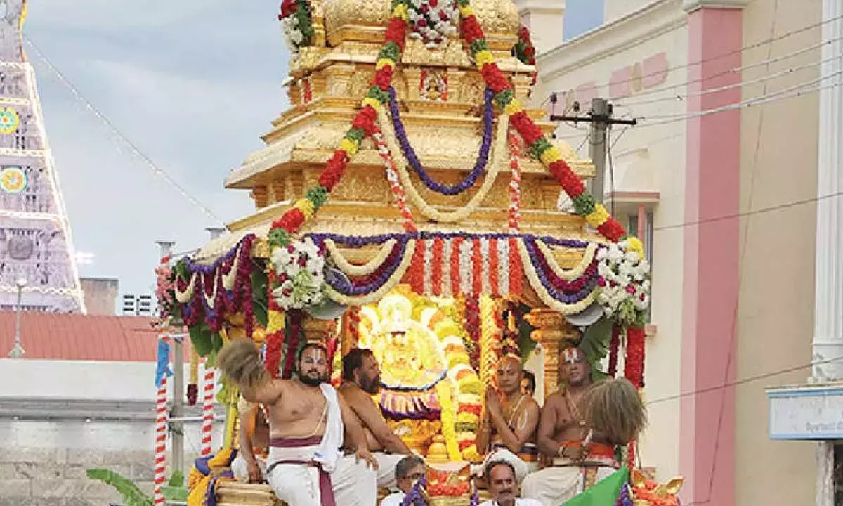 Andhra: स्वर्ण रथ जुलूस निकाला गया