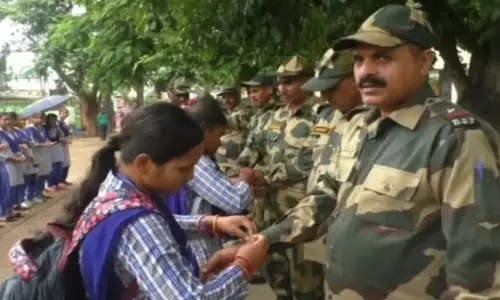 ओडिशा में रक्षा बंधन पर कॉलेज छात्राओं ने बीएसएफ जवानों को राखी बांधी ओडिशा में रक्षा बंधन पर कॉलेज छात्राओं ने बीएसएफ जवानों को राखी बांधी