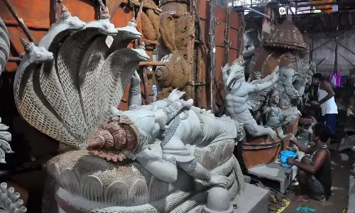 Visakhapatnam में कोलकाता के कारीगर मिट्टी की मूर्तियों में जान फूंक रहे