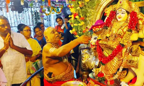Godavari में वरलक्ष्मी व्रत के लिए देवी मंदिरों में भक्तों की भीड़ उमड़ी