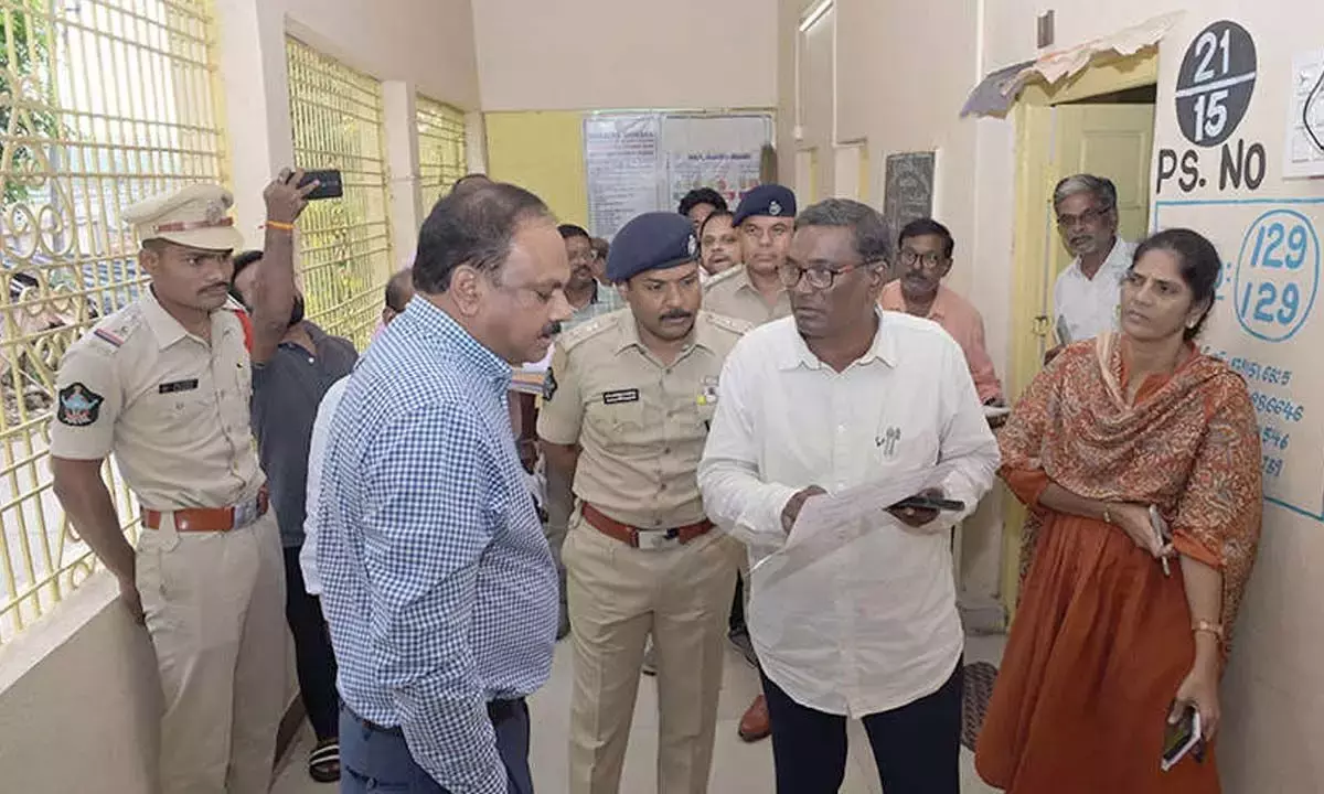 Andhra: कलेक्टर, एसपी ने संवेदनशील मतदान केंद्रों का निरीक्षण किया