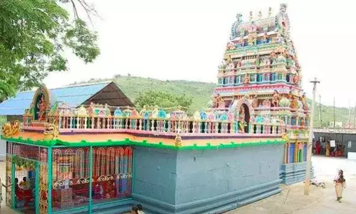 Andhra: श्रावण शुक्रवरम के लिए श्री बाला त्रिपुर सुंदरी देवी को चूड़ियों का प्रसाद चढ़ाएं Andhra: श्रावण शुक्रवरम के लिए श्री बाला त्रिपुर सुंदरी देवी को चूड़ियों का प्रसाद चढ़ाएं