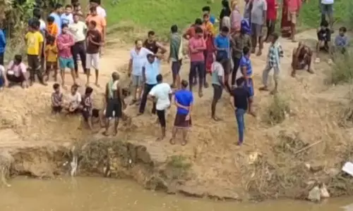 बालासोर में दो नाबालिग कांवरिया बहनें सुवर्णरेखा नदी में डूब गईं बालासोर में दो नाबालिग कांवरिया बहनें सुवर्णरेखा नदी में डूब गईं