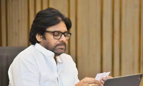 Pawan ने पिथापुरम में अनाथ बच्चों को नकद सहायता प्रदान की Pawan ने पिथापुरम में अनाथ बच्चों को नकद सहायता प्रदान की