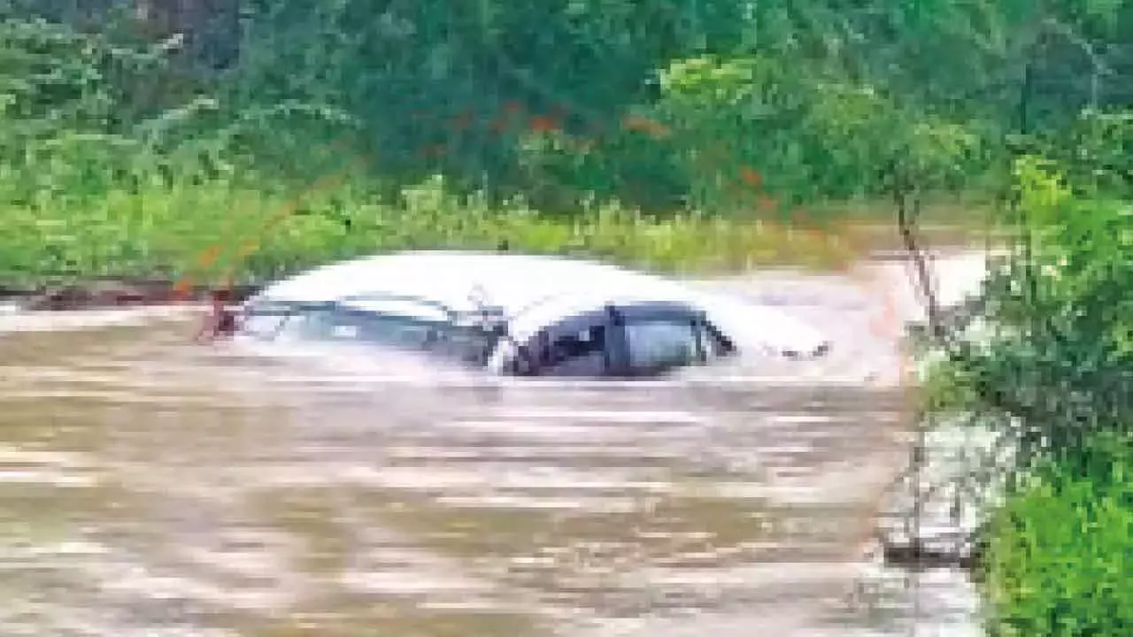Telangana: टैंक टूटने से कार बाढ़ के पानी में बह गई Telangana: टैंक टूटने से कार बाढ़ के पानी में बह गई