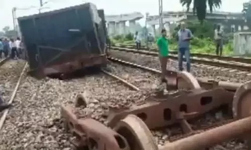सरायकेला-खरसावां में दो मालगाड़ियां पटरी से उतरीं, कई ट्रेनें रद्द सरायकेला-खरसावां में दो मालगाड़ियां पटरी से उतरीं, कई ट्रेनें रद्द