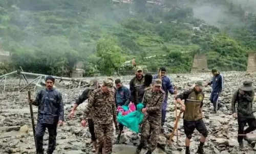 उत्तरकाशी में आपदा, 287 लोगों को बचाने के लिए चार हेलीकॉप्टर तैनात उत्तरकाशी में आपदा, 287 लोगों को बचाने के लिए चार हेलीकॉप्टर तैनात