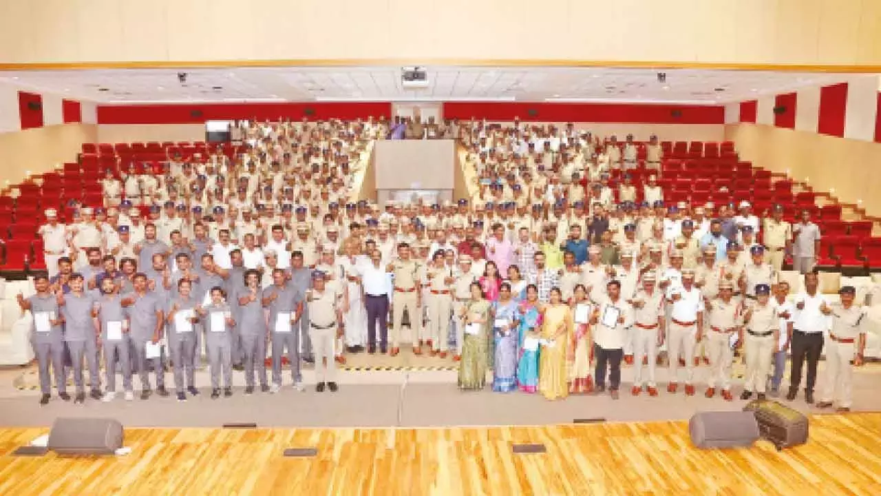 Telangana: हैदराबाद कमिश्नरेट में 446 अधिकारियों को पुरस्कृत किया गया