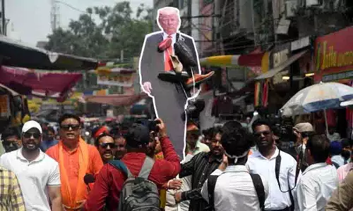 Shiv Sena कार्यकर्ताओं ने ट्रंप का पुतला जलाया