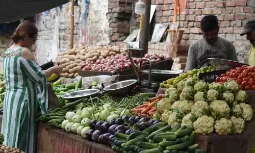 सड़कें बंद होने से शहर को Himachal से केवल 20 प्रतिशत सब्जी की आपूर्ति हो रही