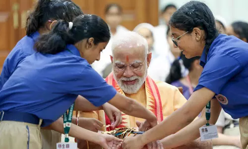 पीएम मोदी की कलाई पर स्कूली बच्चों ने बांधा रक्षा सूत्र, छात्रा बोली- आप मातृभूमि का चंदन