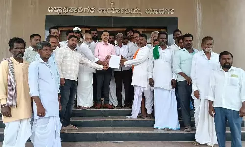 Yadgir : किसानों ने अपने खेतों तक सड़क निर्माण की मांग की