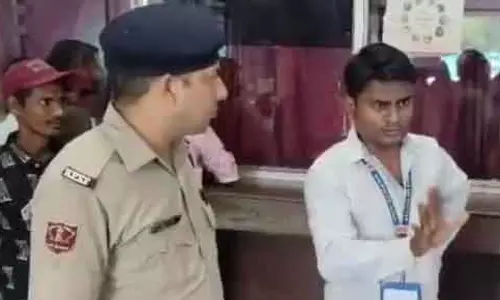 ट्रेन टिकट एजेंट नशे में कर रहा था ड्यूटी, यात्रियों को किया गाली-गलौज