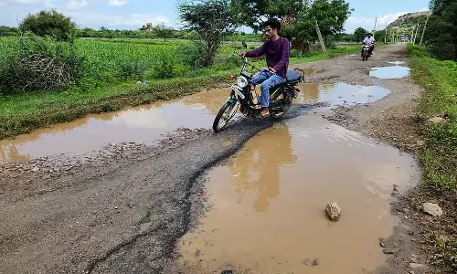 Koppal: केन्द्रीय विद्यालय जाने वाली सड़क जर्जर अवस्था में है Koppal: केन्द्रीय विद्यालय जाने वाली सड़क जर्जर अवस्था में है