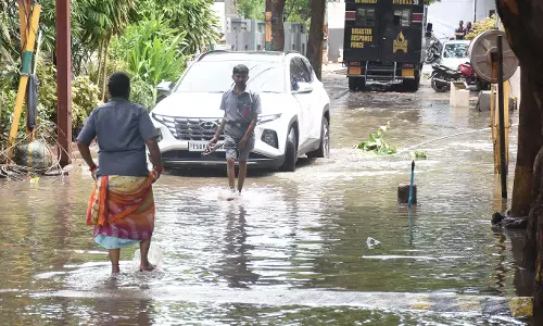 Hyderabad में बारिश: अपार्टमेंट के बेसमेंट में पानी भर गया, वाहनों की मरम्मत के लिए कतारें लगी Hyderabad में बारिश: अपार्टमेंट के बेसमेंट में पानी भर गया, वाहनों की मरम्मत के लिए कतारें लगी