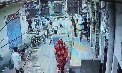उत्तर प्रदेश के मेरठ में दिनदहाड़े एक व्यक्ति की गोली मारकर हत्या