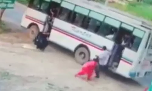 पंजाब के होशियारपुर में चलती बस में आग लगने से घबराए यात्री बस से कूदे पंजाब के होशियारपुर में चलती बस में आग लगने से घबराए यात्री बस से कूदे