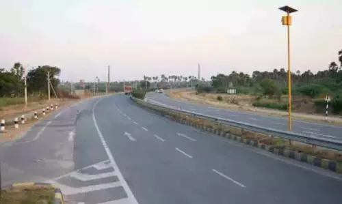 पेड़ गिरने से Telangana हाईवे पर ट्रैफिक जाम