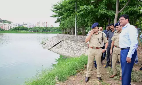 Telangana: शैकपेट के मलकम चेरुवु में भारी बारिश के बाद बाढ़ आ गई Telangana: शैकपेट के मलकम चेरुवु में भारी बारिश के बाद बाढ़ आ गई