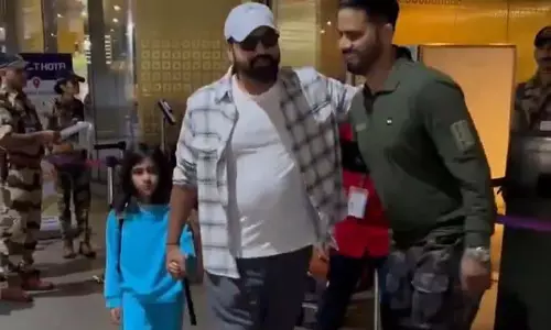 ब्रिटेन से मुंबई लौटे रोहित शर्मा, पेट को लेकर नेटिज़न्स हुए नाराज ब्रिटेन से मुंबई लौटे रोहित शर्मा, पेट को लेकर नेटिज़न्स हुए नाराज