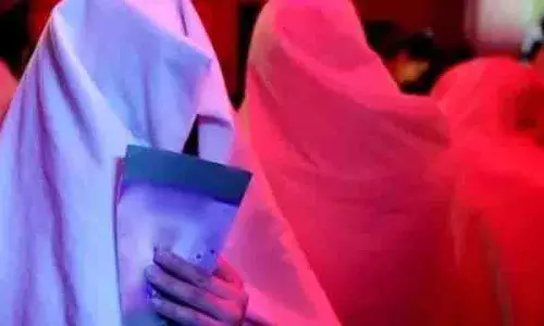 Hyderabad में वेश्यावृत्ति रैकेट से चार बांग्लादेशी महिलाओं को बचाया, तीन गिरफ्तार Hyderabad में वेश्यावृत्ति रैकेट से चार बांग्लादेशी महिलाओं को बचाया, तीन गिरफ्तार