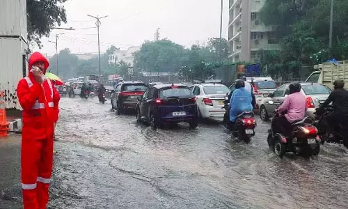 Hyderabad की मदद के लिए पुलिस ने बाढ़ का सामना किया
