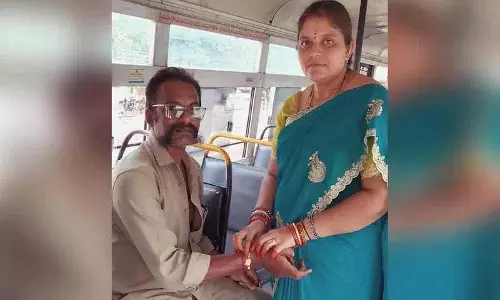 बहन ने बस में आरटीसी ड्राइवर को राखी बांधी बहन ने बस में आरटीसी ड्राइवर को राखी बांधी