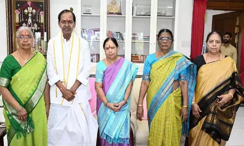बहनों ने केसीआर को राखी बांधी बहनों ने केसीआर को राखी बांधी