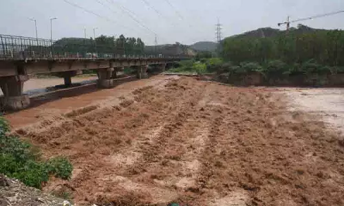 Chandigarh: घग्गर नदी खतरे के निशान के करीब बह रही Chandigarh: घग्गर नदी खतरे के निशान के करीब बह रही