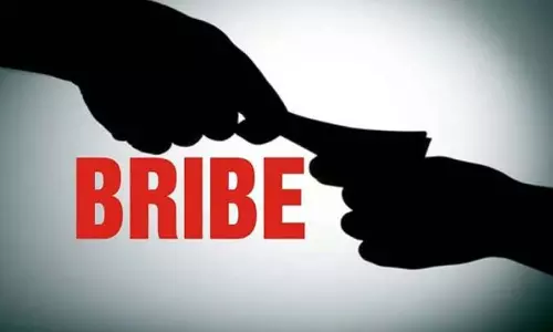 ACR का क्लर्क 4000 रुपये रिश्वत लेते पकड़ा गया