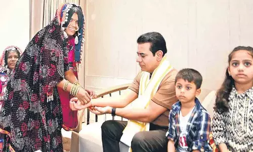 लगचार्ला ज्योति ने केटीआर को राखी बांधी लगचार्ला ज्योति ने केटीआर को राखी बांधी
