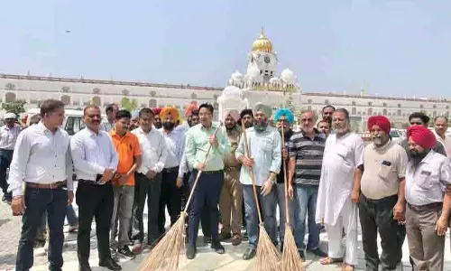 स्वच्छता अभियान आखिरकार Darbar Sahib तक पहुंचा स्वच्छता अभियान आखिरकार Darbar Sahib तक पहुंचा