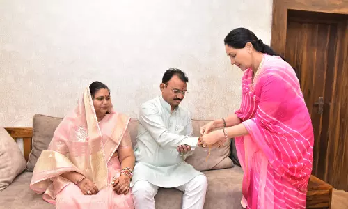 Jaipur: रक्षाबंधन पर दिया कुमारी ने डॉ. प्रेमचंद बैरवा को बांधी राखी Jaipur: रक्षाबंधन पर दिया कुमारी ने डॉ. प्रेमचंद बैरवा को बांधी राखी