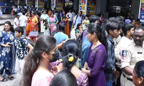 JBS यात्रियों से भरा हुआ है, लेकिन बसें नहीं