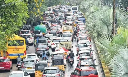 हैदराबाद की सड़कें जाम में.. यात्रियों के लिए नारकीय यात्रा