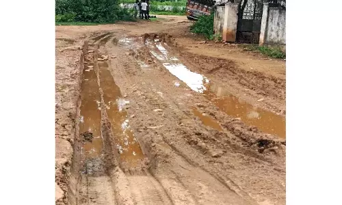 करेपल्ली में अधूरी आंतरिक सड़कें.. वाहन चालकों की स्थिति करेपल्ली में अधूरी आंतरिक सड़कें.. वाहन चालकों की स्थिति