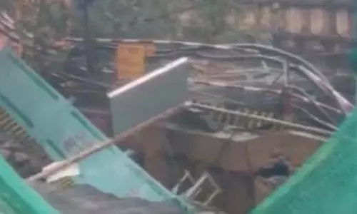 दिल्ली फ्लाईओवर के पास भारी बारिश में मेट्रो दीवार गिरने से सड़क ढही