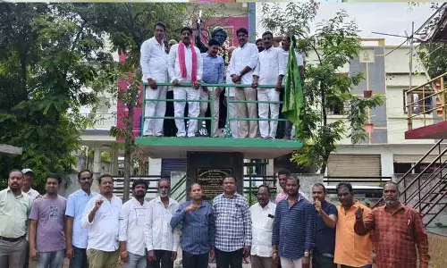 आदिवासी दिवस.. कोमुराम भीम की प्रतिमा पर श्रद्धांजलि अर्पित आदिवासी दिवस.. कोमुराम भीम की प्रतिमा पर श्रद्धांजलि अर्पित