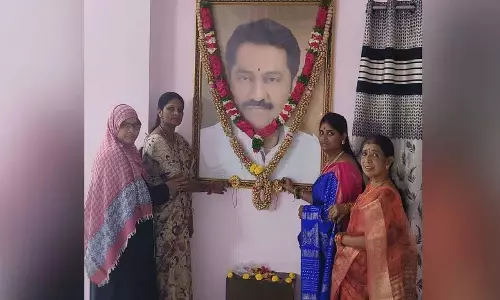 दिवंगत विधायक मागंती की फोटो को राखी दिवंगत विधायक मागंती की फोटो को राखी