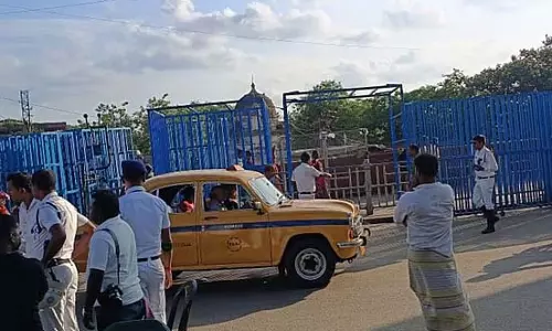 हावड़ा ब्रिज से बैरिकेड हटाए गए, नबन्ना अभियान के बाद यातायात सामान्य हो रहा