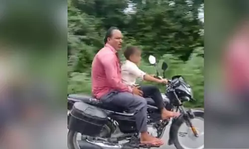 7 साल के बच्चे को बाइक चलाने के लिए दबाव, हरदोई में वीडियो आया सामने 7 साल के बच्चे को बाइक चलाने के लिए दबाव, हरदोई में वीडियो आया सामने