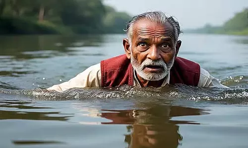 पिता की आखिरी याद! लकड़ी की नाव बचाने के लिए इचामती में कूदा बुजुर्ग, डूबा पिता की आखिरी याद! लकड़ी की नाव बचाने के लिए इचामती में कूदा बुजुर्ग, डूबा