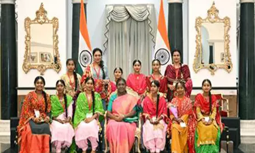 President Murmu ने राष्ट्रपति भवन में पूरे भारत के स्कूली छात्रों के साथ रक्षा बंधन मनाया President Murmu ने राष्ट्रपति भवन में पूरे भारत के स्कूली छात्रों के साथ रक्षा बंधन मनाया