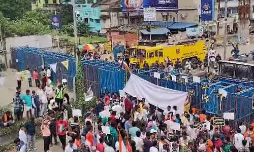 नबान्ना अभियान में आरजी कर पीड़ित की मां घायल, अस्पताल ले जाया गया नबान्ना अभियान में आरजी कर पीड़ित की मां घायल, अस्पताल ले जाया गया