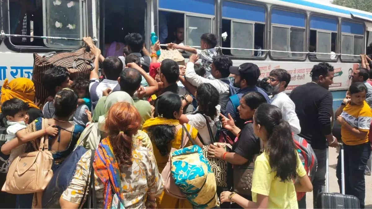 Gurugram: रक्षाबंधन पर गुरुग्राम से चलीं बहनों की फ्री बसें Gurugram: रक्षाबंधन पर गुरुग्राम से चलीं बहनों की फ्री बसें
