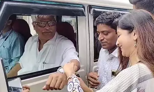 लवली ने सुजान को राखी बांधी, सोनारपुर की राजनीति में शिष्टाचार का परिचय लवली ने सुजान को राखी बांधी, सोनारपुर की राजनीति में शिष्टाचार का परिचय