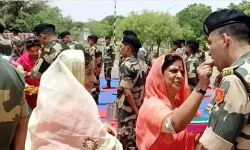 Bikaner: सीमा पर जवानों को बहनों का राखी स्नेह Bikaner: सीमा पर जवानों को बहनों का राखी स्नेह